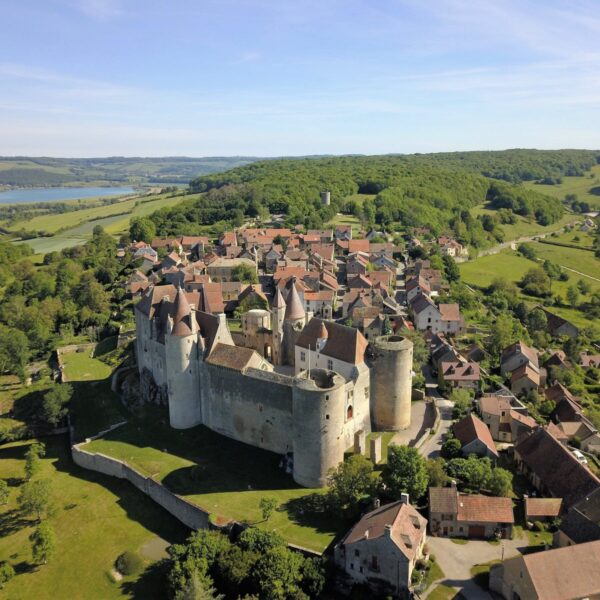 le-village-de-chateauneuf-vu-du-ciel-et-son-imposant-chateau-fort-du-12e-siecle-photo-thibaut-bade-1620397532